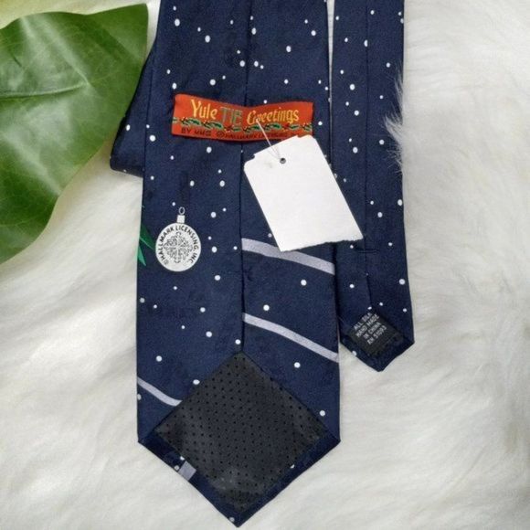 NWT Hallmark Yule Tie Greetings SILK Tie  Christmas Santa and Mrs Clause - Picture 3 of 6